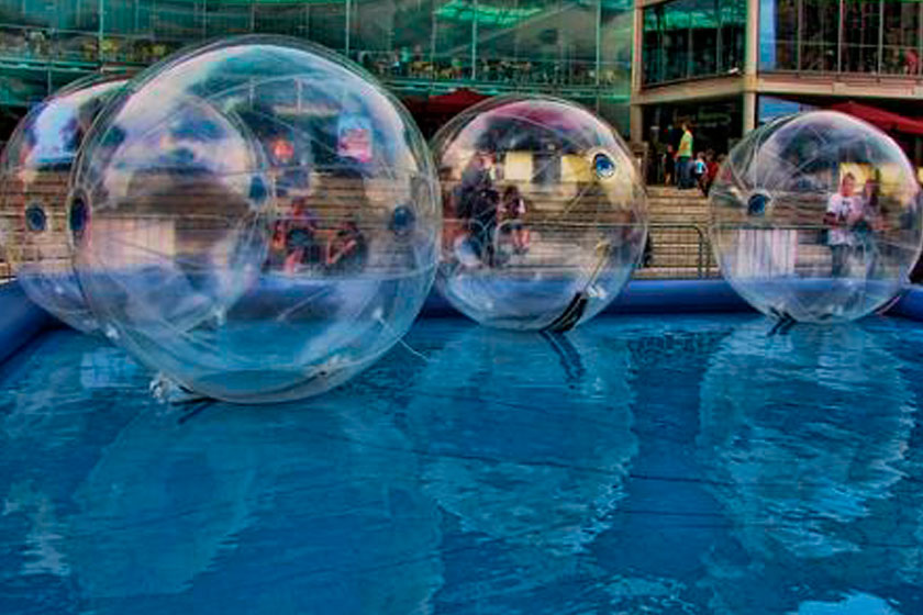 piscina de agua con bolas